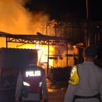 Polri Bantu Memadamkan Api dari Peristiwa Terbakarnya 7 Rumah di Jalan Poros Kilometer 2 (2)